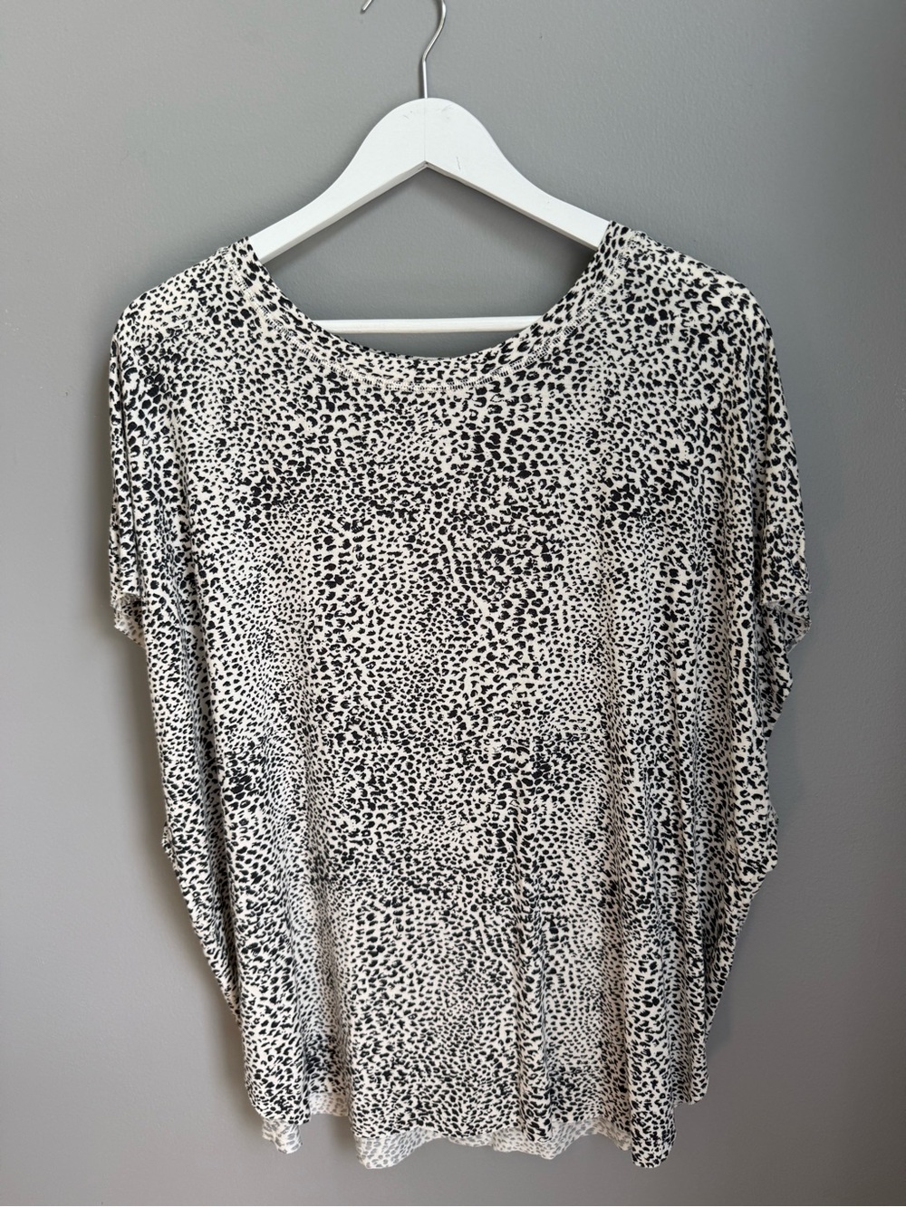Anna & Ava Black and White Leopard Print Short Sleeve Top